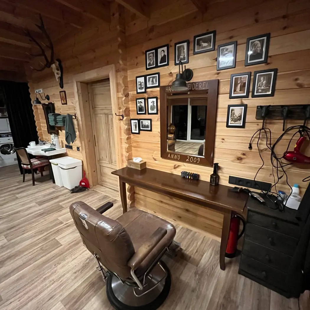 Friseurstuhl vor dem Spiegel im Holzhaus