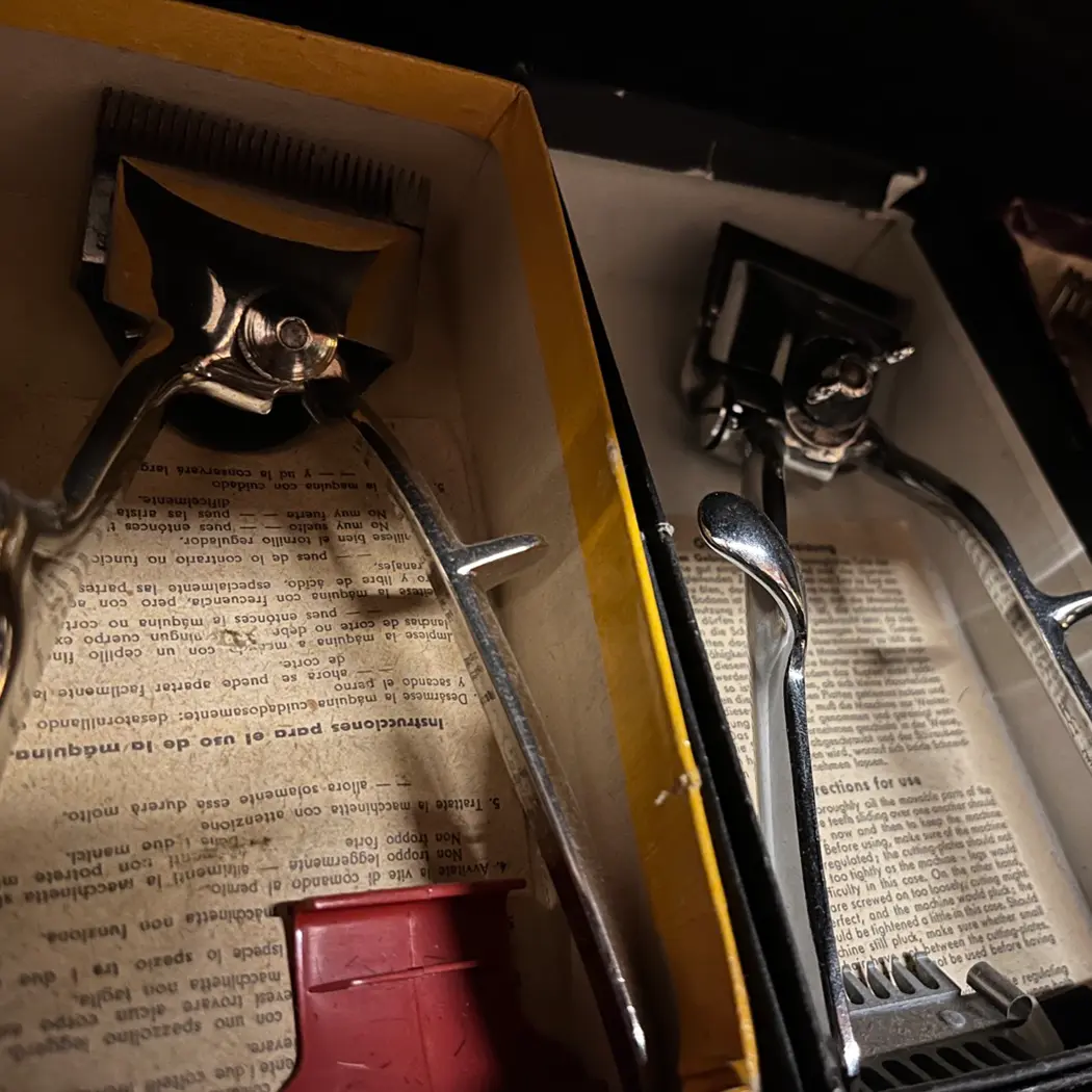 Zwei historische Handhaarschneidemaschinen in ihren Originalkartons